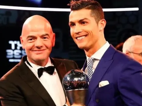 Chủ tịch FIFA ủng hộ quan điểm của Ronaldo