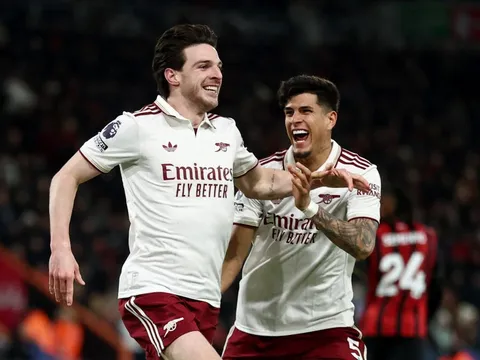 Arsenal hơn Man City 7 điểm