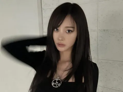 Giselle (aespa) gây lo lắng với thân hình 'mỏng như lá lúa'