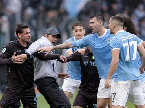 HLV Conte phản ứng gây sốt trong trận cầu có 3 thẻ đỏ