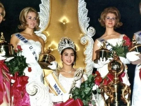 Hoa hậu Hoàn vũ đầu tiên của Đông Nam Á đẹp mặn mà ở tuổi U80