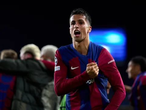 Cancelo chờ Barcelona trong những giờ quyết định