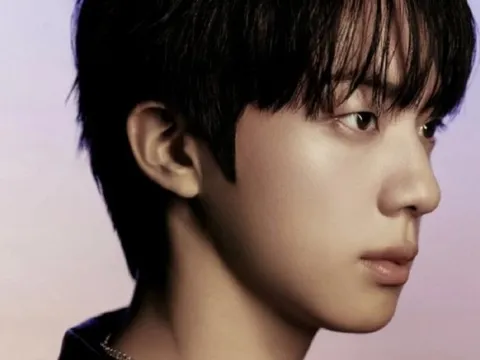 Jin (BTS) lại gây sốt