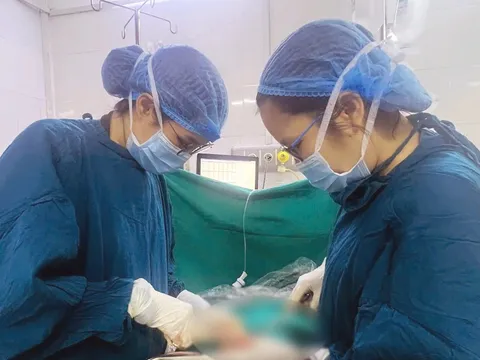 Thiếu nữ 17 tuổi suýt mất buồng trứng do u bì xoắn hai bên 0