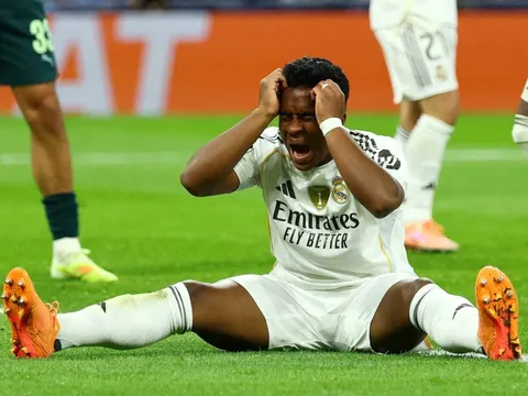 Nội bộ Real rối loạn