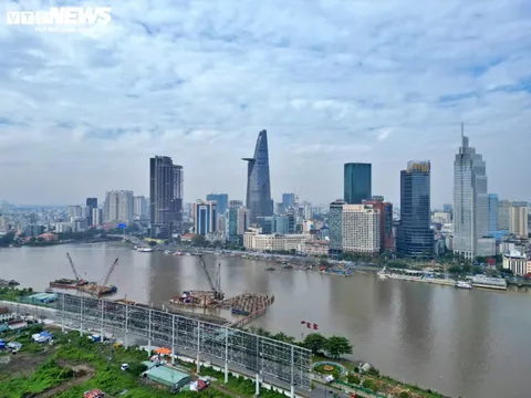 Cầu đi bộ nghìn tỷ qua sông Sài Gòn dần lộ diện sau 9 tháng thi công