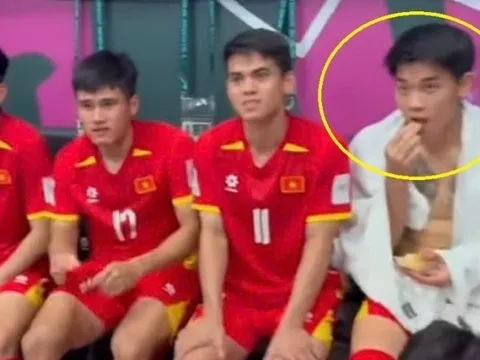 Đình Bắc 'không rời tay' khỏi quả táo