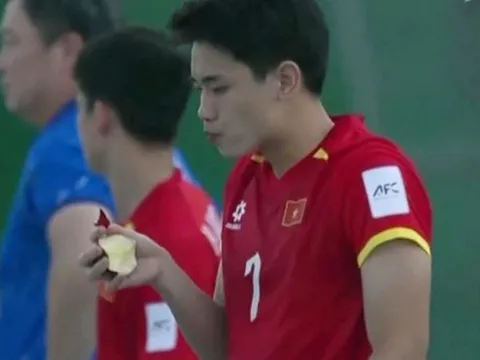 Khoảnh khắc Đình Bắc ăn táo gây sốt