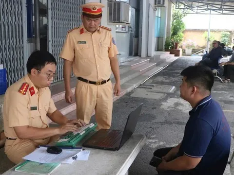 CSGT TP.HCM xử phạt thanh niên buông hai tay lái xe phân khối lớn vào năm 2023