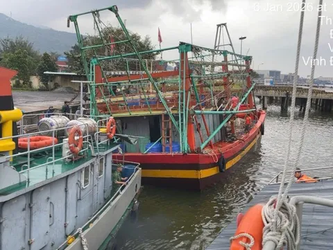 BĐBP Đà Nẵng kịp thời cứu 6 ngư dân trên tàu cá bị phá nước