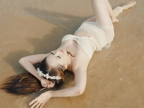 Nhan sắc nóng bỏng của nữ diễn viên 49 tuổi dính tin đồn kết hôn với Lý Hùng