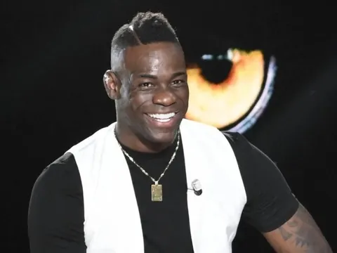 Balotelli sang châu Á chơi bóng
