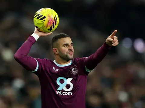 CĐV MU nổi giận với Walker