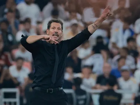 Simeone khiêu khích Vinicius giữa cơn bão derby