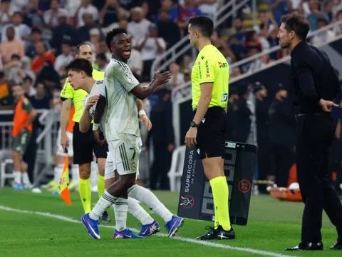 Vinicius mỉa mai Simeone sau derby Madrid