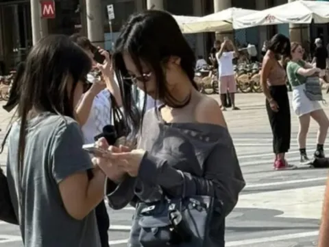 Jennie (BLACKPINK) được bắt gặp ở chốn đông người, trên tay cầm một vật gây 'choáng'