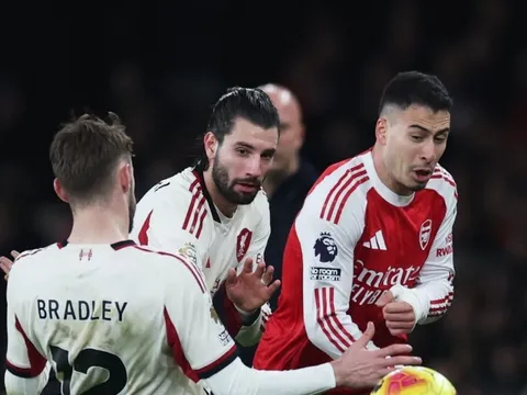 Một cú đẩy làm dậy sóng Ngoại hạng Anh