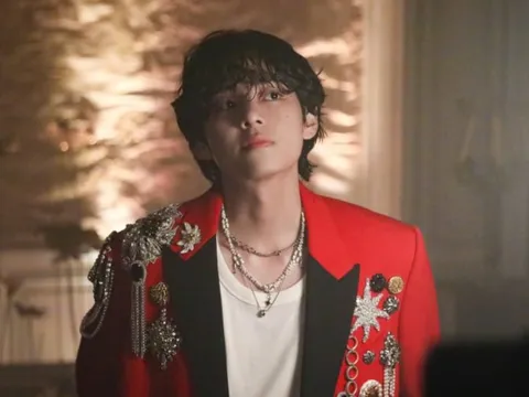 V (BTS) dẫn đầu tìm kiếm toàn cầu, được vinh danh là nam idol tiêu biểu nhất năm