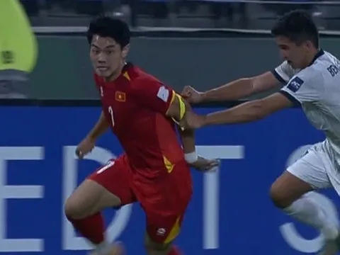 Khoảnh khắc Đình Bắc bị đối thủ giật băng đội trưởng