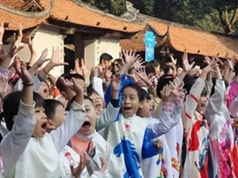 950 học sinh diễu hành chào mừng kỷ niệm 950 năm thành lập Quốc Tử Giám