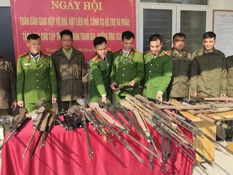Người dân Thanh Hóa mang súng săn, pháo nổ đến trụ sở công an giao nộp trước Tết