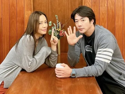 Ảnh cầu hôn lần đầu được công bố của Kwon Sang Woo và Son Tae Young