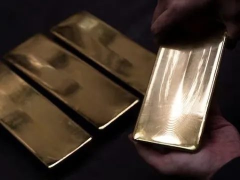 Giá vàng hôm nay 10/1/2026 lấy lại đà tăng, nhà đầu tư lạc quan; Goldman Sachs cảnh báo về biến động giá bạc