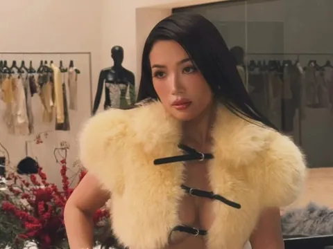 Sĩ Thanh phô trọn vóc dáng quyến rũ ở tuổi 40 với mốt không nội y