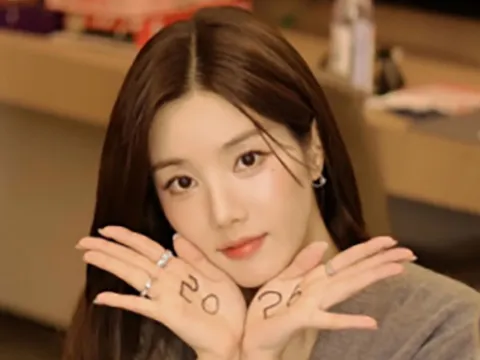 'Nữ thần Waterbomb' Kwon Eun Bi khoe nhan sắc gây xao xuyến