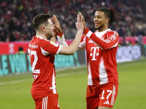 Bayern thắng 8-1 trong trận đầu năm mới