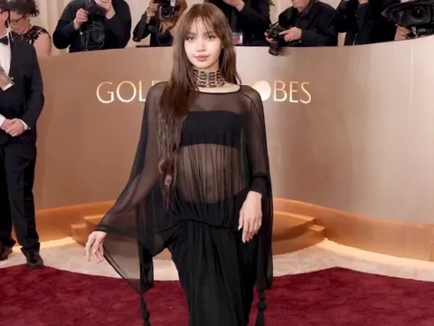 Lisa (BLACKPINK) diện váy xuyên thấu, khoe visual sáng bừng trên thảm đỏ Quả Cầu Vàng