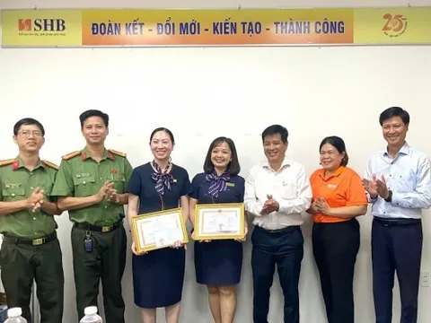 Khách hàng chuẩn bị tất toán sổ tiết kiệm hơn 1 tỷ đồng, 2 nhân viên SHB cùng ngăn lại và được công an trao bằng khen
