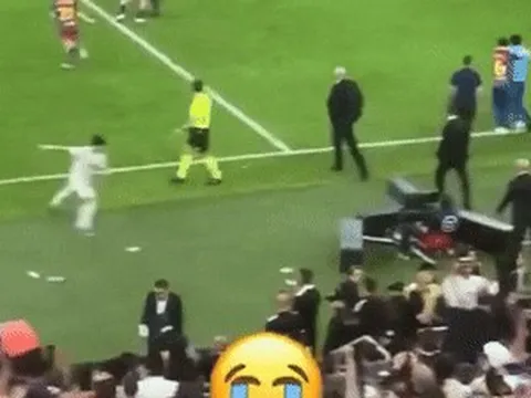 Cầu thủ Real Madrid thành trò cười khi đá chai nước rồi té ngã