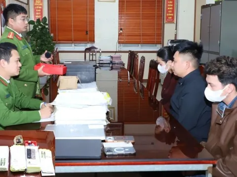 Tạm giữ 3 đối tượng làm giả hồ sơ tuyển dụng lao động