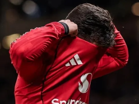 Sao trẻ MU bật khóc sau thẻ đỏ