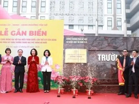 Gắn biển công trình trường học chào mừng Đại hội XIV của Đảng