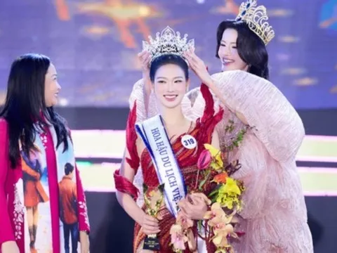 Chinh phục Ban giám khảo bởi phần ứng xử song ngữ xuất sắc, cô gái Hà Nội đăng quang Hoa hậu Du lịch Việt Nam 2026