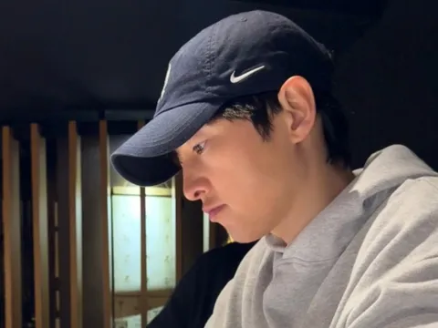 Ảnh giản dị của Song Joong Ki trên đường phố gây sốt