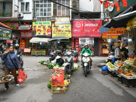 Bỏ chục tỷ đồng mua nhà, sống khổ giữa nhan nhản chợ cóc, quán ăn