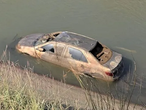 Đi giao hàng, nam thanh niên phát hiện ra cảnh tượng đáng sợ dưới kênh