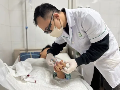 Thiếu niên 15 tuổi dập nát hai bàn tay vì pháo tự chế 0