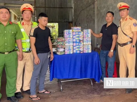 CSGT phát hiện xe khách cất giấu hàng chục hộp nghi pháo nổ trên giường tầng