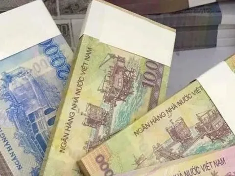 Rầm rộ đổi tiền lì xì Tết