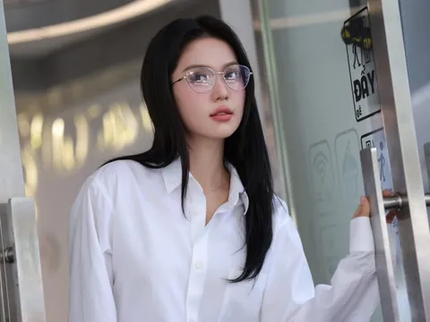 Ngọc Trinh phản ứng khi bị nhận xét 'nghệ sĩ nhưng chỉ biết đi livestream'