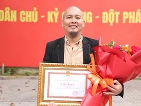 Hoạ sĩ Lê Hữu Hiếu nhận bằng khen của UBND TPHCM