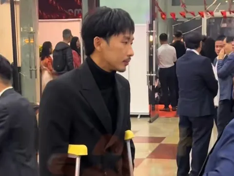 Tuấn Trần tập tễnh chống nạng trong sự kiện, tình trạng sức khoẻ gây lo lắng