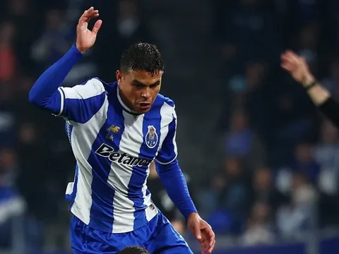 Thiago Silva lại gây kinh ngạc