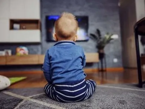 Trẻ em xem màn hình nhiều bị giảm vốn từ vựng