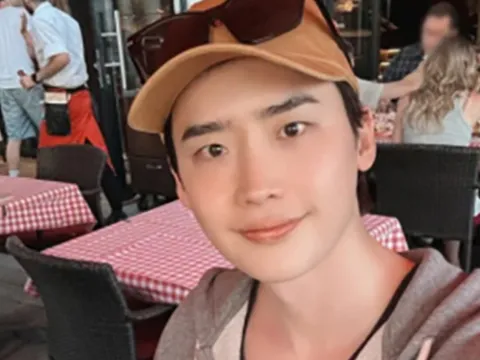 Lee Jong Suk khoe loạt ảnh cận mặt, một chi tiết gây choáng
