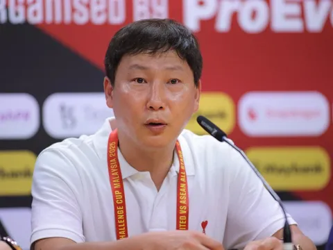 HLV Kim Sang-sik và 'quân xe' nguy hiểm Đình Bắc